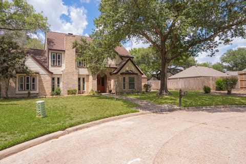 Property building, Street view, Quiet street view