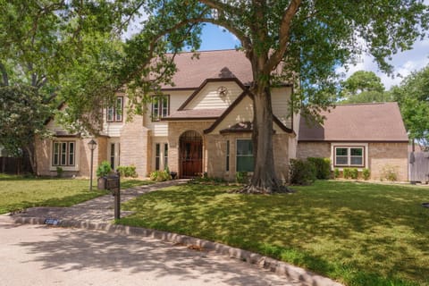 Property building, Street view, Quiet street view