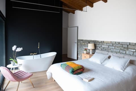 Bed, Photo of the whole room, Bedroom, Bath