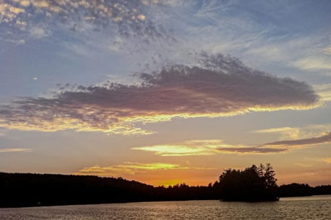 Maggie's Lakeside Cottage House in Wakefield