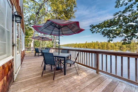 Maggie's Lakeside Cottage House in Wakefield