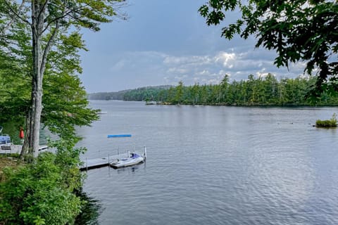 Maggie's Lakeside Cottage House in Wakefield