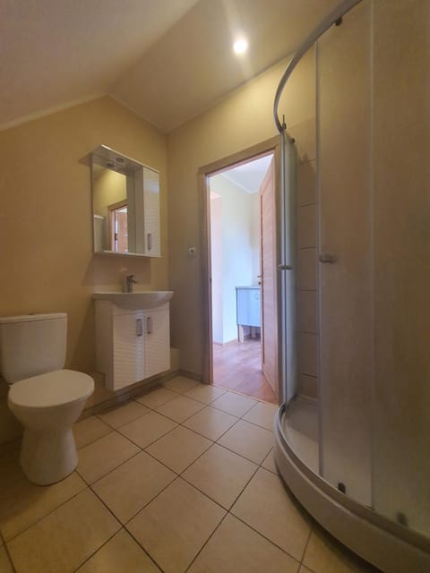 Shower, Toilet