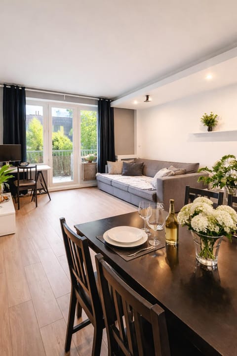 Living room, Seating area, Dining area, Evening entertainment, Bedroom, Entertainment, Family