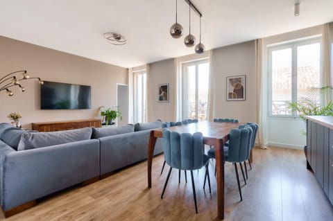 TV and multimedia, Living room, Seating area, Dining area