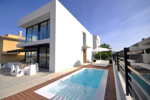 Property building, Off site, Day, Balcony/Terrace, Balcony/Terrace, Dining area, Pool view, Pool view, Swimming pool, Swimming pool, Swimming pool, sunbed, sunbed