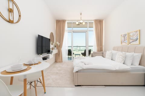 Bed, TV and multimedia, Living room, Photo of the whole room, Seating area, Bedroom