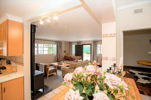 Kitchen or kitchenette, Photo of the whole room, Seating area, Dining area