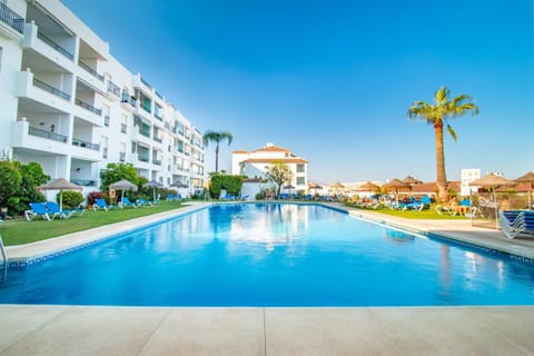 Property building, Day, Pool view, Swimming pool, Swimming pool, sunbed