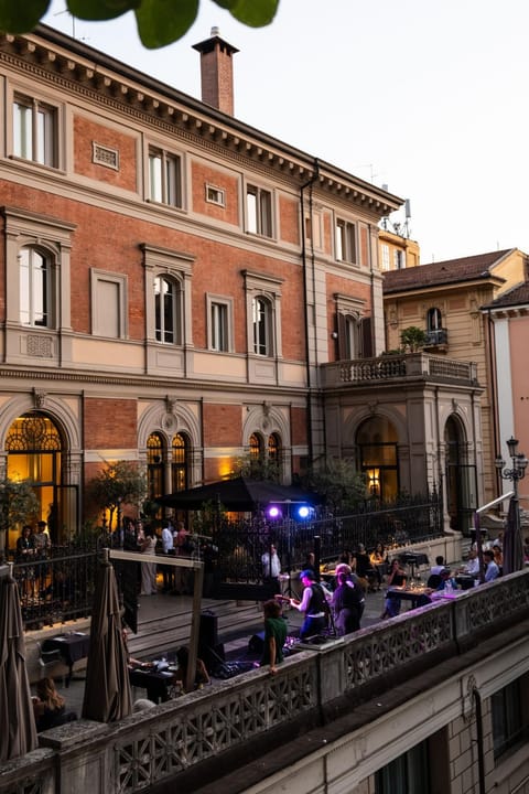 Property building, Restaurant/places to eat, Balcony/Terrace