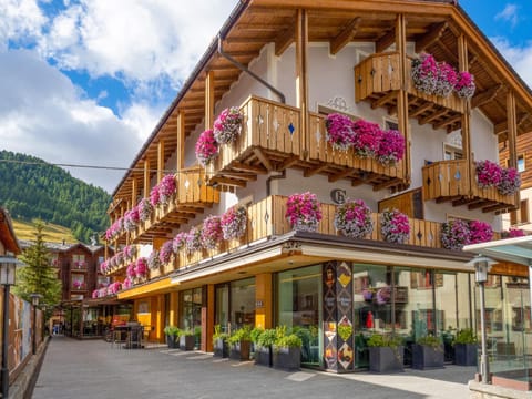 Property building, Facade/entrance, Spring, Day, Natural landscape, View (from property/room), Balcony/Terrace, Mountain view, Location