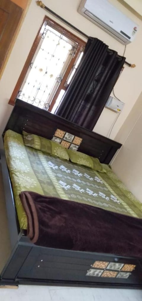 Bed, Photo of the whole room, Bedroom, bunk bed, air conditioner