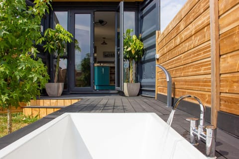 Patio, Day, Garden, Bath