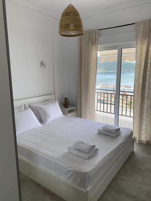 Seafront Apartment Nea Peramos Apartment in Nea Peramos