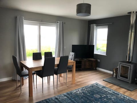 TV and multimedia, Living room, Seating area, Dining area