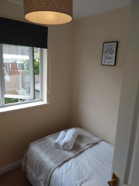 Sunningdale homely detached family,contractor 3 bed house with Parking House in Grantham