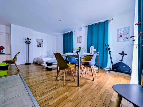 Kitchen or kitchenette, Seating area, Dining area