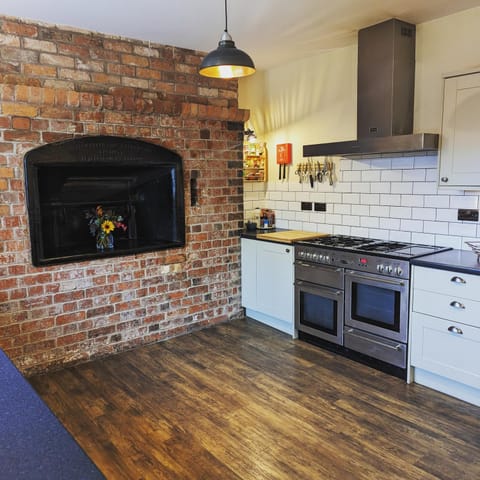 Kitchen or kitchenette, pet friendly, stove