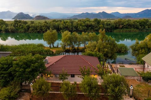 Property building, Day, Natural landscape, Bird's eye view, Lake view, Mountain view