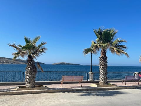 Toilet, Neighbourhood, Kitchen or kitchenette, Seating area, Dining area, Beach, Hiking, Sea view