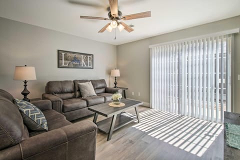 Chic Townhome about 6 Mi to Talking Rocks Cavern! House in Kimberling City