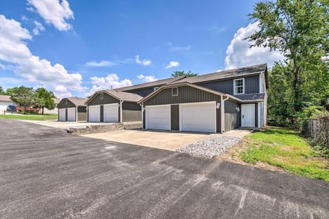 Airy Townhome Close to Kayaking and Boating! House in Kimberling City