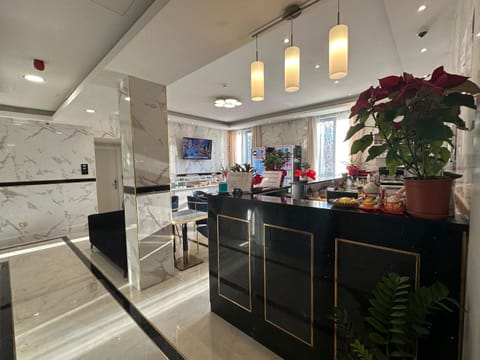 Communal lounge/ TV room, Coffee/tea facilities, Lobby or reception, Lounge or bar, Breakfast, Buffet breakfast, locker