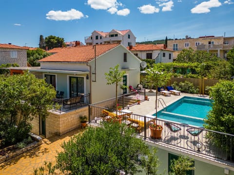 Property building, Patio, Garden, Area and facilities, Swimming pool