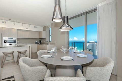 Wrap Around Balcony - 2Br - Amazing Views - Pools Apartment in Hollywood Beach