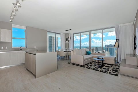 Wrap Around Balcony - 2Br - Amazing Views - Pools Apartment in Hollywood Beach