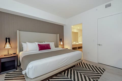 Wrap Around Balcony - 2Br - Amazing Views - Pools Apartment in Hollywood Beach