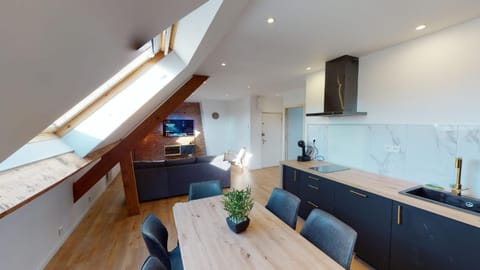 Kitchen or kitchenette, Dining area