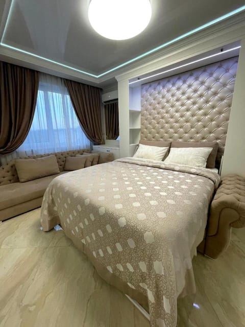 Bed, Living room, Photo of the whole room, Seating area, Bedroom