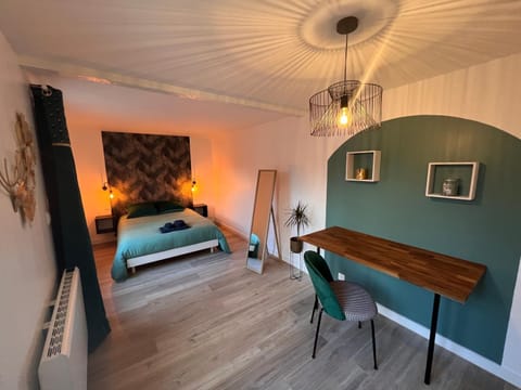 Photo of the whole room, Bedroom