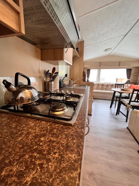 Kitchen or kitchenette, minibar, stove