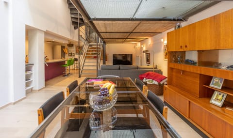 TV and multimedia, Kitchen or kitchenette, Living room, Seating area, Dining area, Communal kitchen