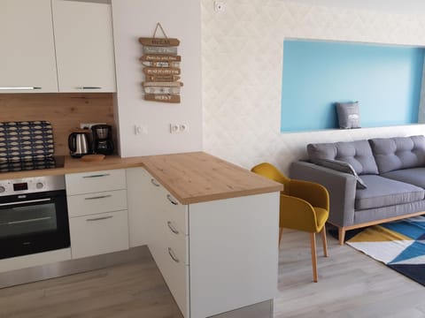 Coffee/tea facilities, Seating area, dishwasher, stove