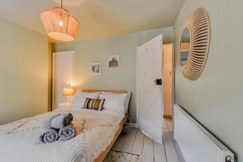 Photo of the whole room, Bedroom, wardrobe