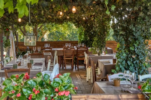 Restaurant/places to eat, Internal: Not applicable to any particular room