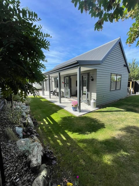 Property building, Day, Garden, Garden view