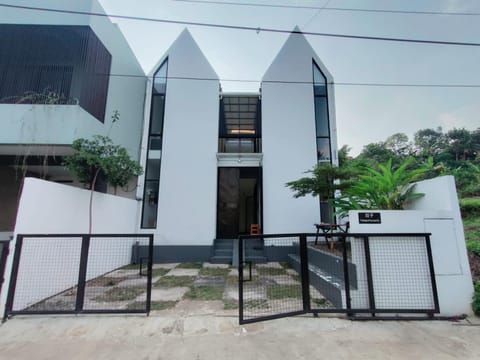 Property building, Facade/entrance, Day