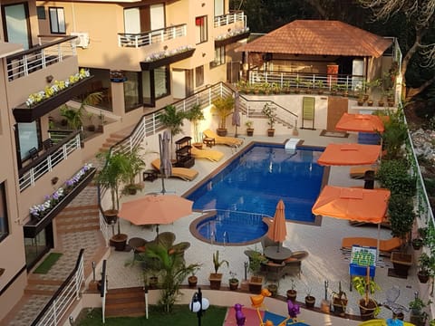 Property building, Pool view, Swimming pool, Location, sunbed