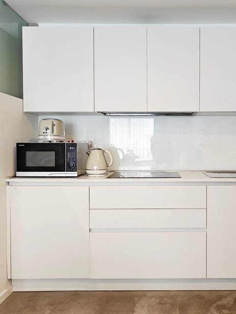 Coffee/tea facilities, Kitchen or kitchenette, microwave, stove, toaster