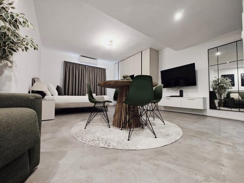 Bed, TV and multimedia, Seating area, Dining area, wardrobe