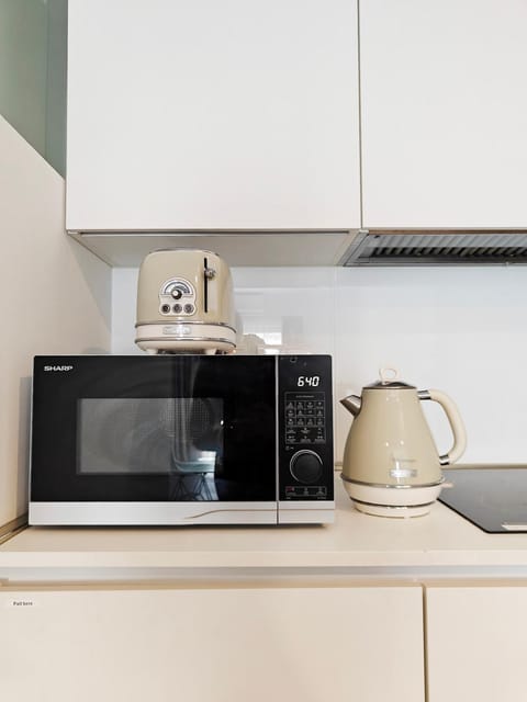 Coffee/tea facilities, Kitchen or kitchenette, microwave, stove, toaster