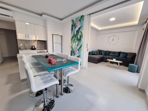 Kitchen or kitchenette, Living room, Seating area, Dining area