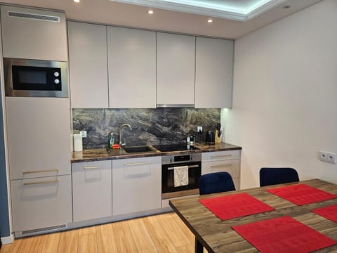 Kitchen or kitchenette, minibar, stove