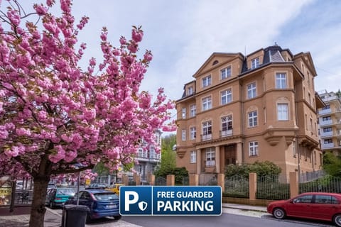 Property building, Spring, Day, Neighbourhood, City view, Street view, Location, Parking