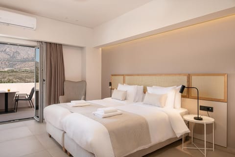 Bed, Photo of the whole room, Bedroom, Mountain view