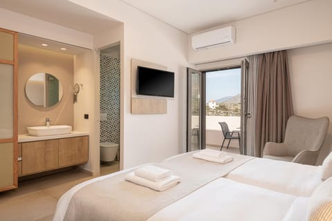 Bed, TV and multimedia, Photo of the whole room, Bedroom